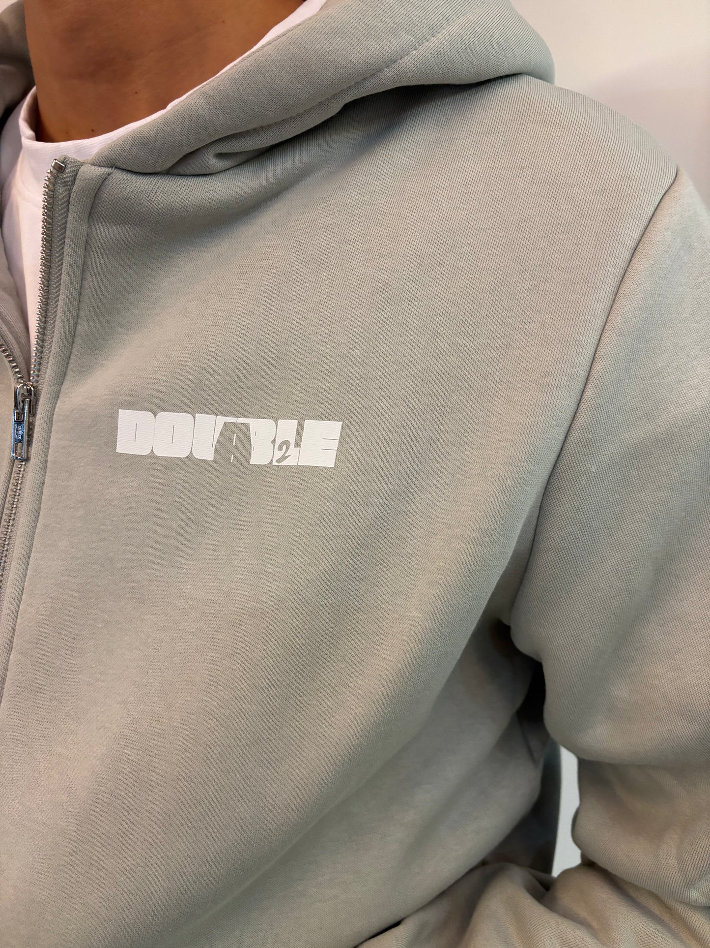 THE LIGHT GREY ZIPUP